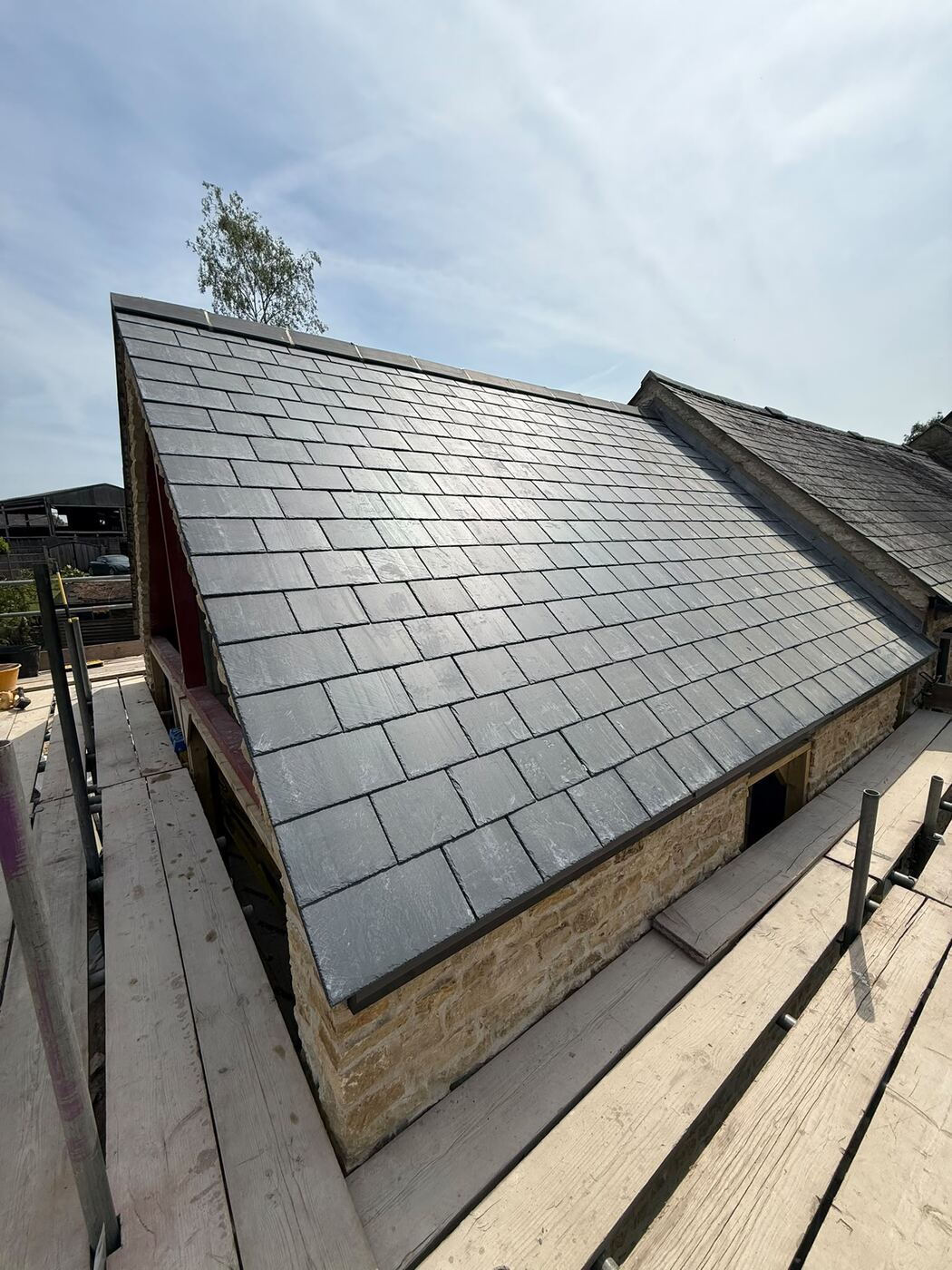 Glendyne Canadian slate on stone barn, Farthinghoe